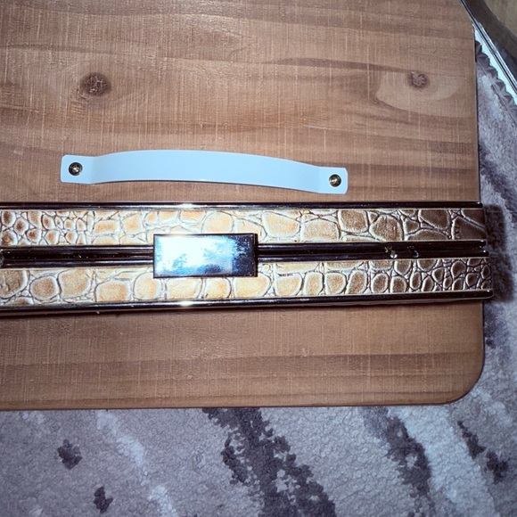 BRONZE HARDSHELL FAUX CROCODILE METAL FRAME CLUTCH W CHAIN AMD METAL CLASP - Picture 4 of 14